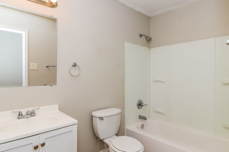 1,545/Mo, 5401 Snow White Ln Charlotte, NC 28213 Main Bathroom View