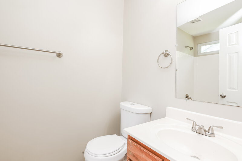 1,675/Mo, 1939 Dietrich Ln Charlotte, NC 28262 Main Bathroom View