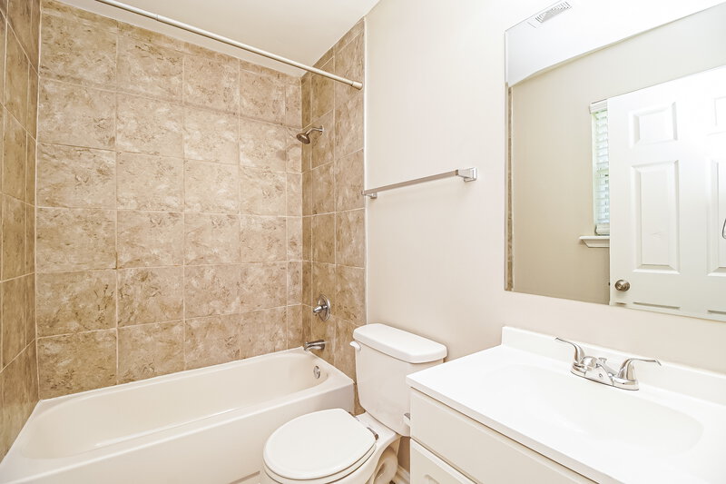 2,830/Mo, 1016 Harrill St Charlotte, NC 28205 Main Bathroom View