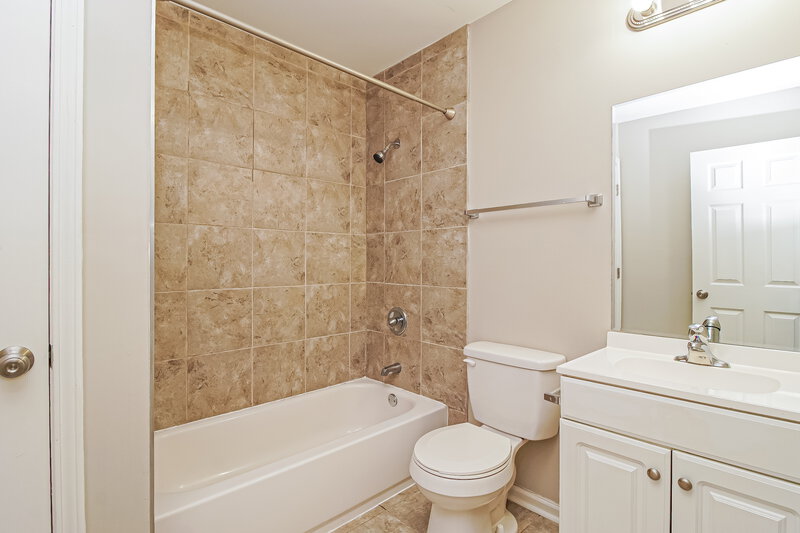 2,830/Mo, 1016 Harrill St Charlotte, NC 28205 Bathroom View