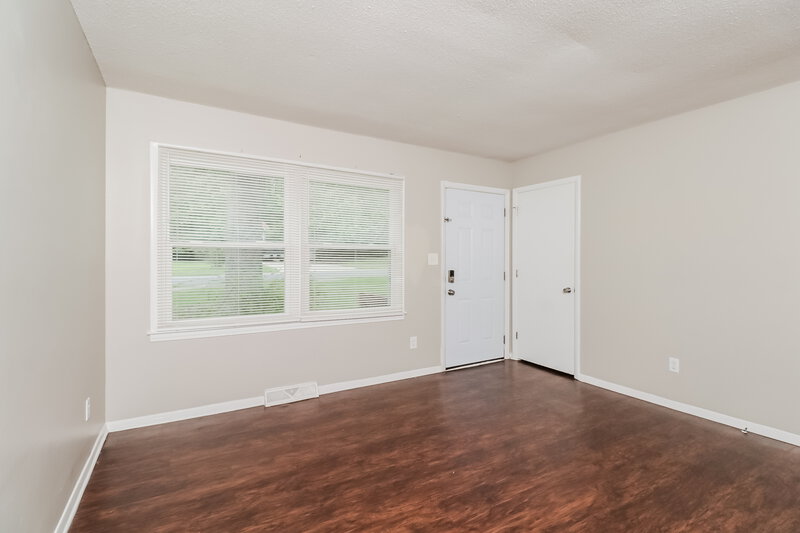 1,555/Mo, 4121 Carlyle Dr Charlotte, NC 28208 Living Room View 2