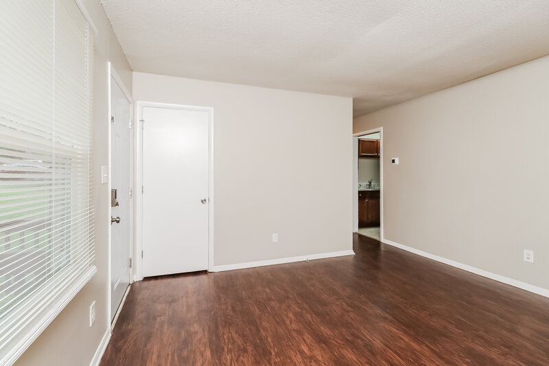 1,555/Mo, 4121 Carlyle Dr Charlotte, NC 28208 Living Room View 3