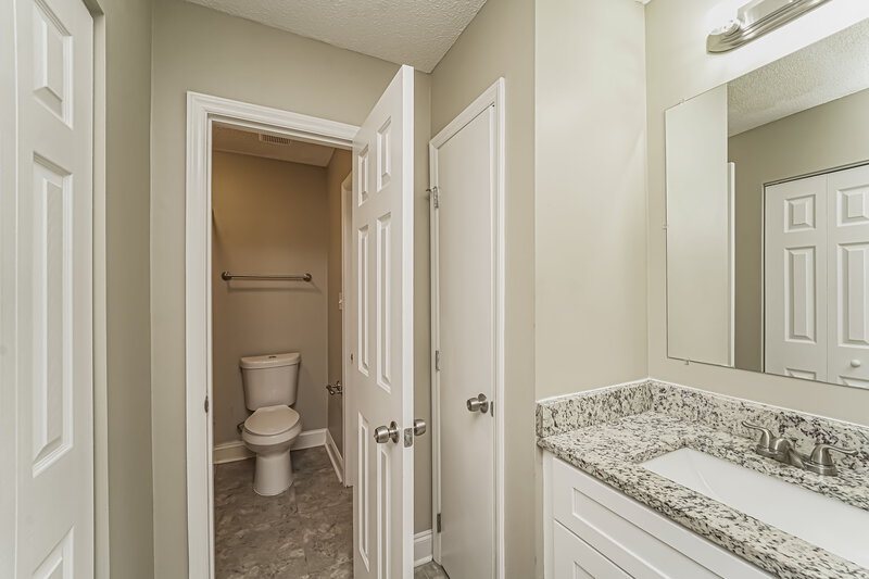 1,525/Mo, 6840 Delta Lake Dr Charlotte, NC 28215 Main Bathroom View