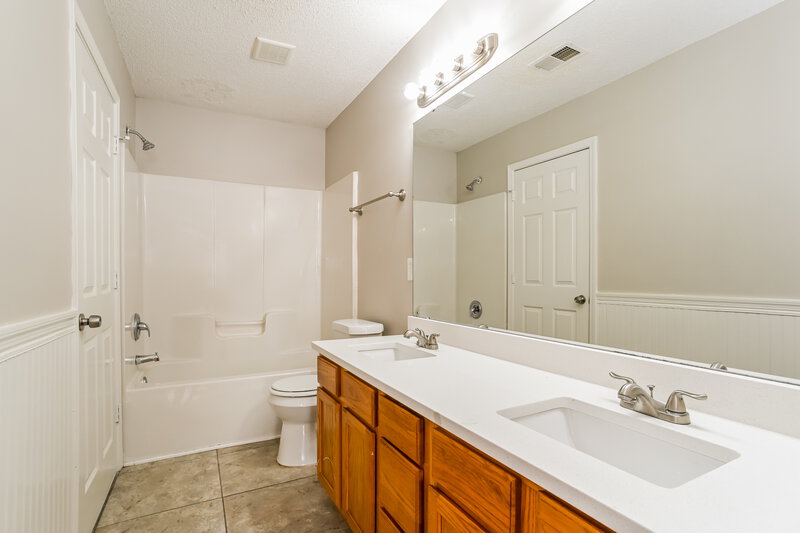 1,785/Mo, 4127 Birch Leaf Ct Charlotte, NC 28215 Main Bathroom View