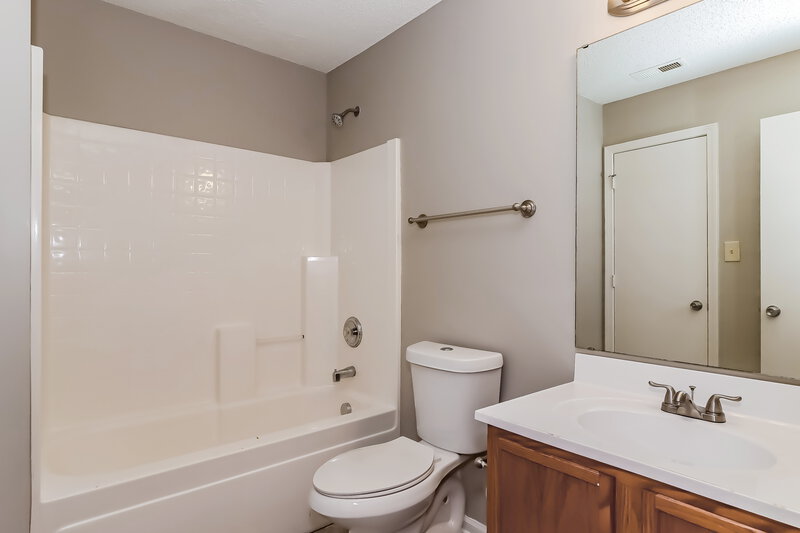 2,450/Mo, 6303 Linda Vista Ln Charlotte, NC 28216 Main Bathroom View