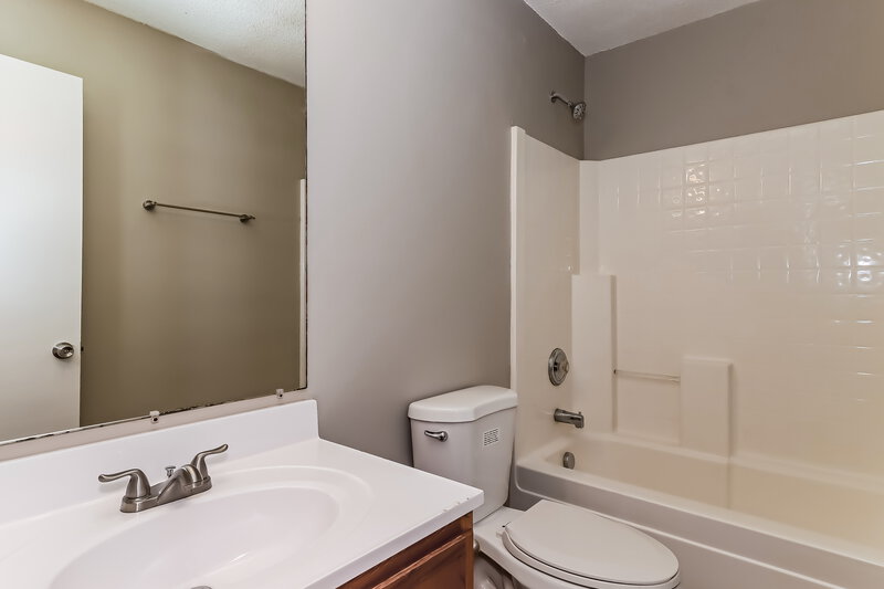2,450/Mo, 6303 Linda Vista Ln Charlotte, NC 28216 Bathroom View
