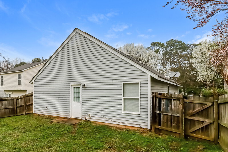 2,450/Mo, 6303 Linda Vista Ln Charlotte, NC 28216 Rear View 2
