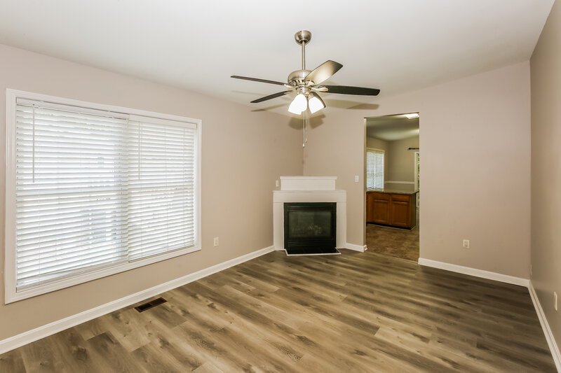 1,900/Mo, 7019 Idlewild Brook Ln Charlotte, NC 28212 Living Room View 2