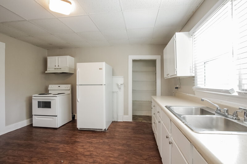 1,440/Mo, 242 Crigler St S Charlotte, NC 28208 Kitchen View 2