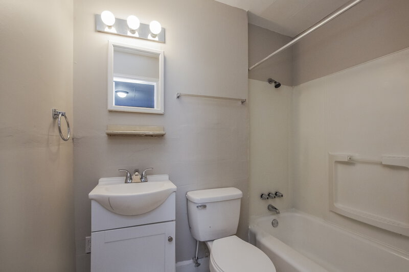 1,440/Mo, 242 Crigler St S Charlotte, NC 28208 Main Bathroom View