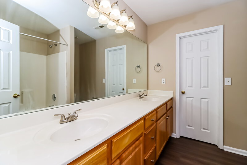 2,780/Mo, 831 Valley Ridge Rd Charlotte, NC 28214 Main Bathroom View