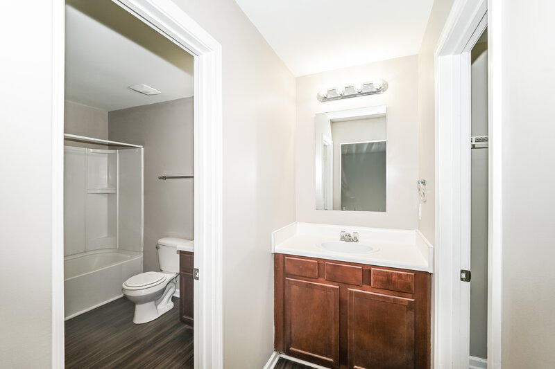 1,795/Mo, 818 Rook Rd Charlotte, NC 28216 Main Bathroom View