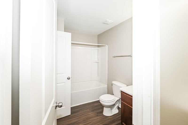 1,795/Mo, 818 Rook Rd Charlotte, NC 28216 Main Bathroom View 2