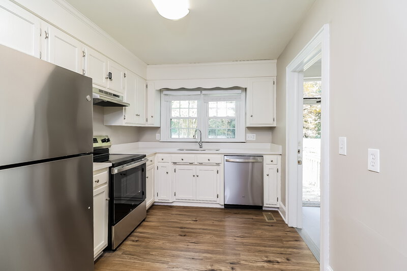 1,785/Mo, 305 S Mulberry St Cherryville, NC 28021 Kitchen View