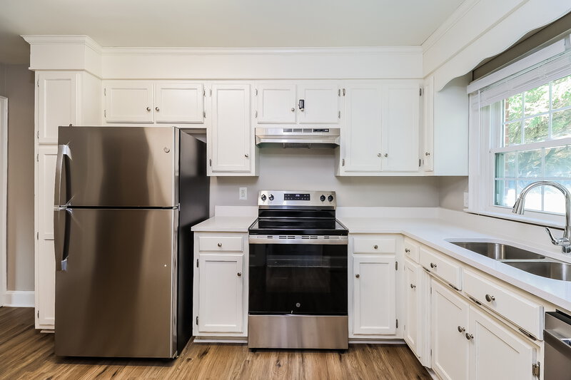 1,785/Mo, 305 S Mulberry St Cherryville, NC 28021 Kitchen View 2