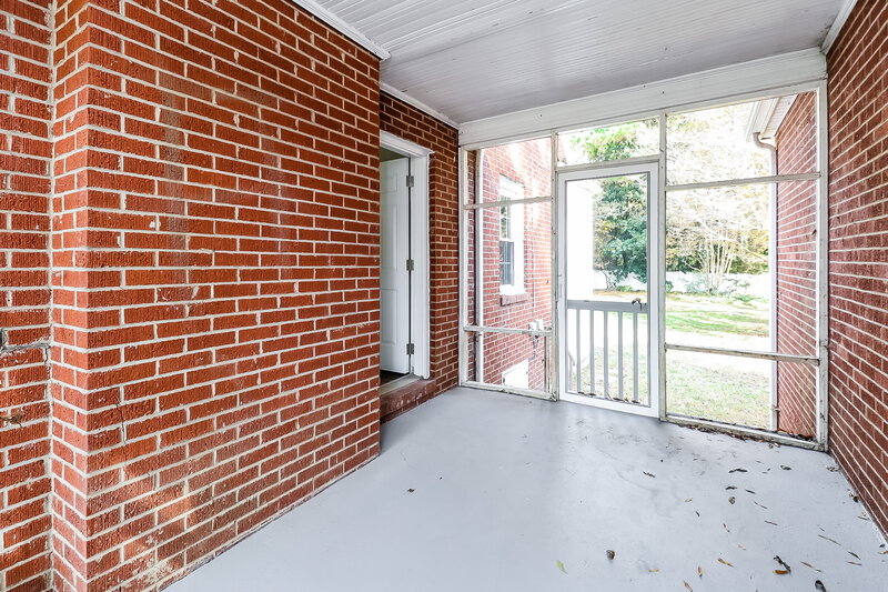 1,785/Mo, 305 S Mulberry St Cherryville, NC 28021 Sun Room View