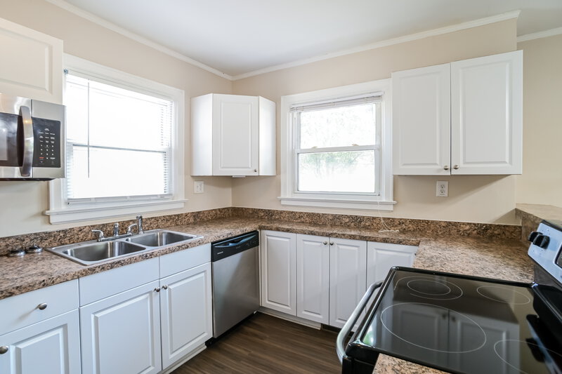 1,665/Mo, 2400 Morton St Charlotte, NC 28208 Kitchen View