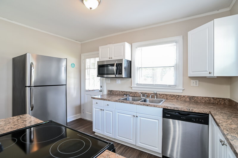 1,665/Mo, 2400 Morton St Charlotte, NC 28208 Kitchen View 2