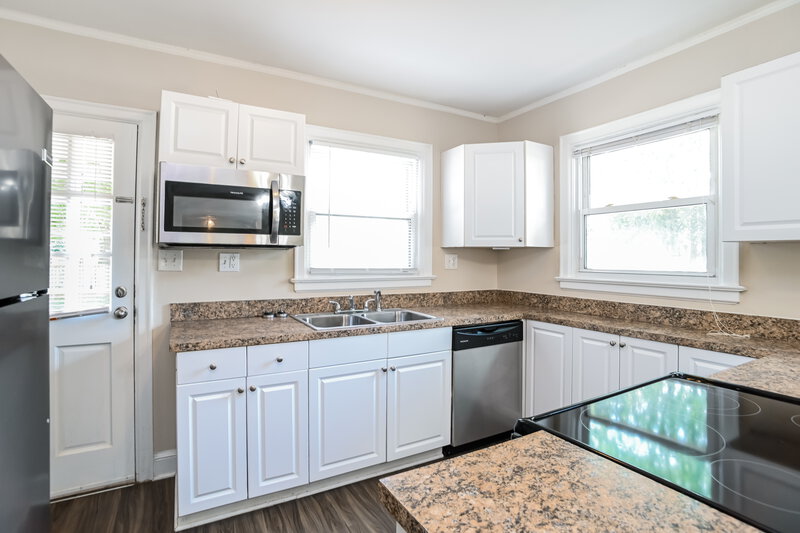 1,665/Mo, 2400 Morton St Charlotte, NC 28208 Kitchen View 3