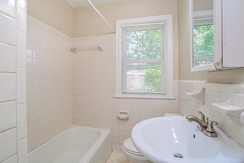 1,665/Mo, 2400 Morton St Charlotte, NC 28208 Bathroom View