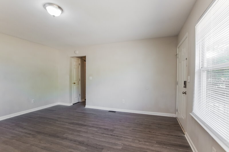 1,575/Mo, 6409 Skycrest Ln Charlotte, NC 28217 Living Room View 2