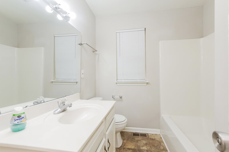 1,575/Mo, 6409 Skycrest Ln Charlotte, NC 28217 Main Bathroom View