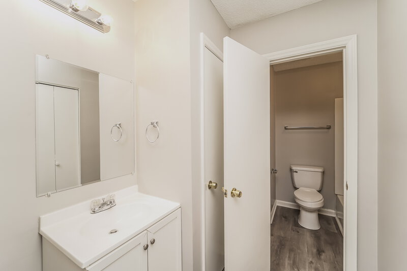 1,520/Mo, 6912 Delta Lake Dr Charlotte, NC 28215 Main Bathroom View