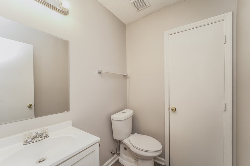 1,520/Mo, 6912 Delta Lake Dr Charlotte, NC 28215 Bathroom View