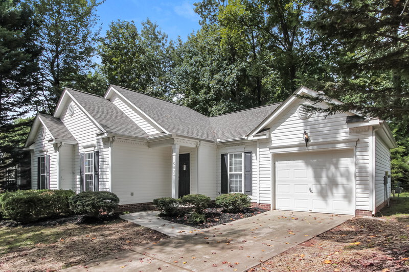 2,500/Mo, 5833 Lawnmeadow Dr Charlotte, NC 28216 Front View 2