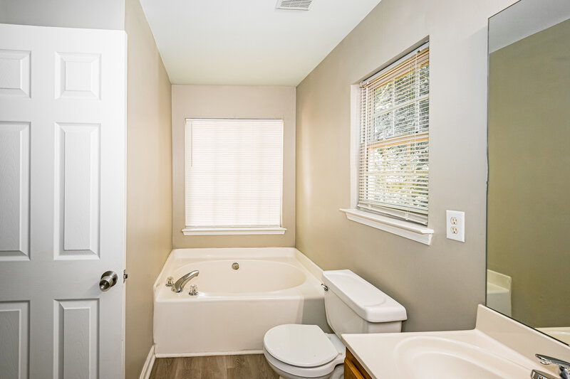 1,800/Mo, 5833 Lawnmeadow Dr Charlotte, NC 28216 Main Bathroom View