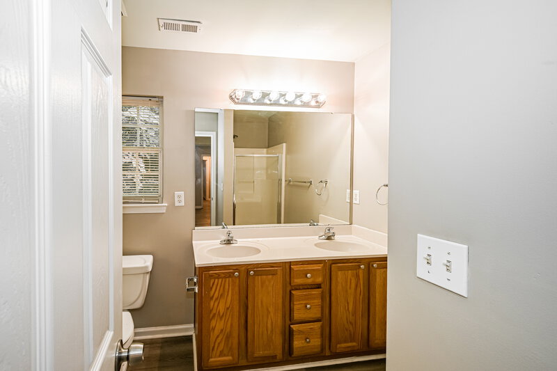 1,800/Mo, 5833 Lawnmeadow Dr Charlotte, NC 28216 Main Bathroom View 2