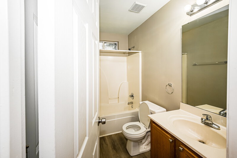 1,800/Mo, 5833 Lawnmeadow Dr Charlotte, NC 28216 Bathroom View