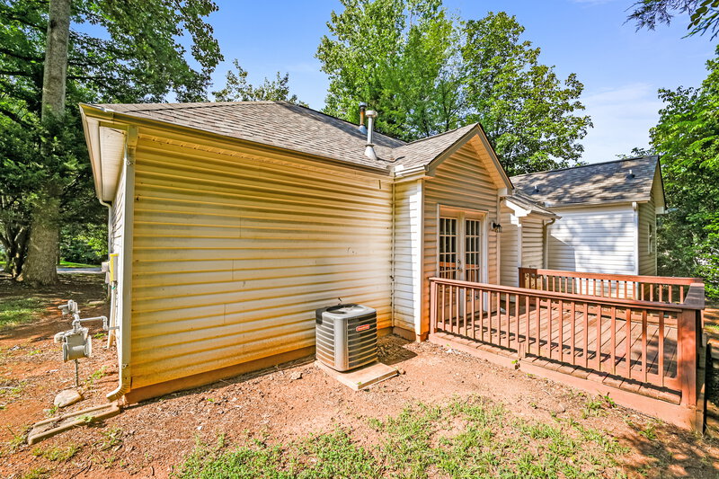 1,800/Mo, 5833 Lawnmeadow Dr Charlotte, NC 28216 Rear View