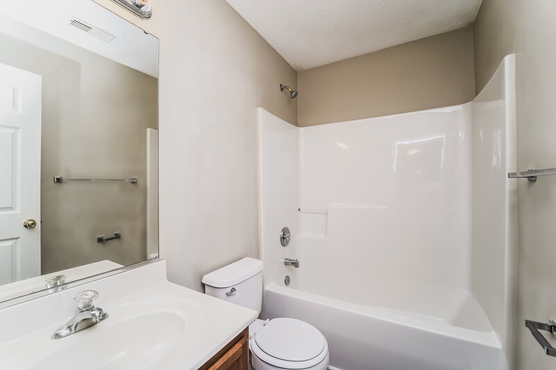 2,165/Mo, 6515 Sunman Rd Charlotte, NC 28216 Bathroom View