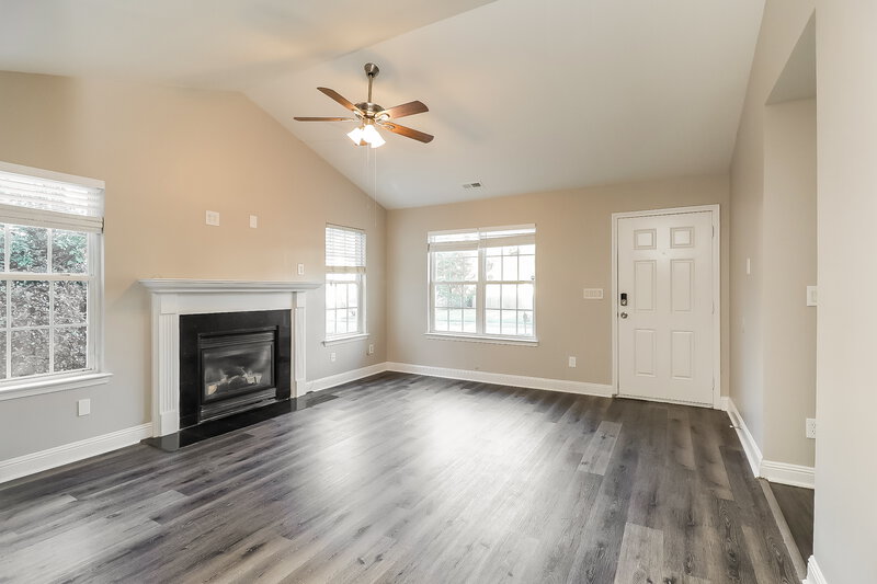 1,605/Mo, 4908 Elizabeth Rd Charlotte, NC 28269 Living Room View 2