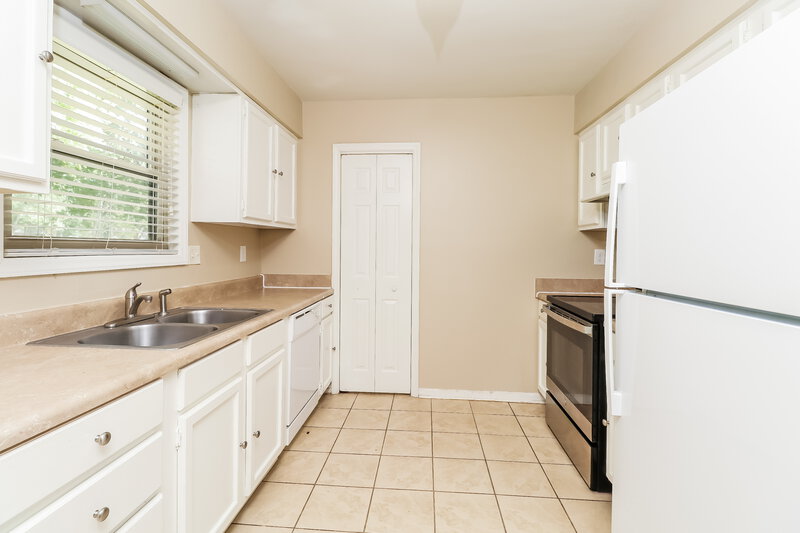 1,700/Mo, 6009 Falstaff Dr Charlotte, NC 28227 Kitchen View 2