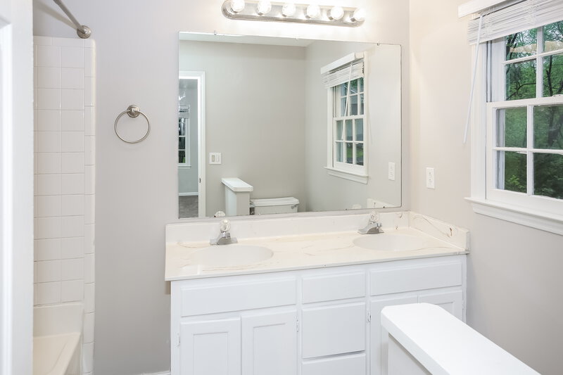 1,915/Mo, 2134 Dembrigh Ln Charlotte, NC 28262 Main Bathroom View