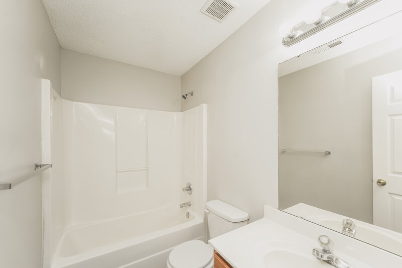 1,695/Mo, 1313 Grass Meadows Ct Charlotte, NC 28216 Bathroom View