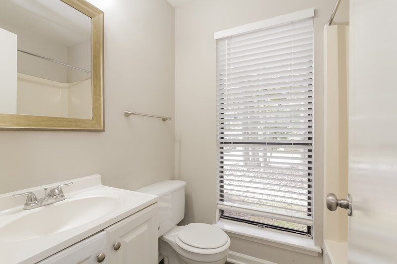 2,530/Mo, 5128 Glenview Ct Charlotte, NC 28215 Main Bathroom View