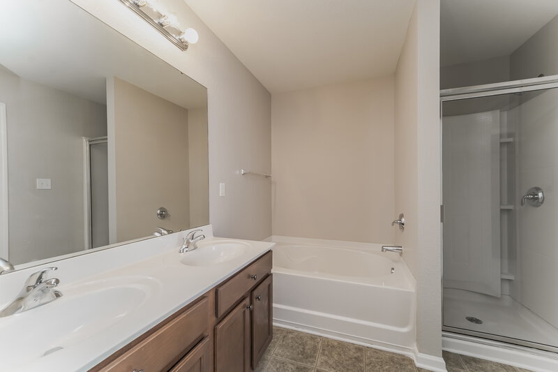 2,570/Mo, 6221 Summerour Pl Charlotte, NC 28214 Main Bathroom View 2