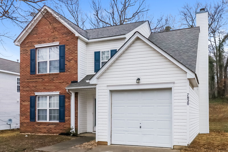 2,115/Mo, 7820 Montbrook Dr Charlotte, NC 28214 Front View