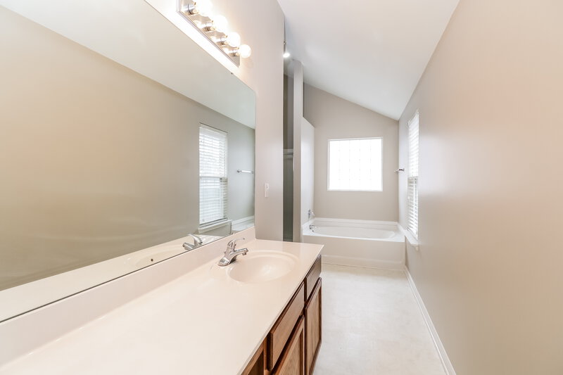 2,115/Mo, 7820 Montbrook Dr Charlotte, NC 28214 Main Bathroom View