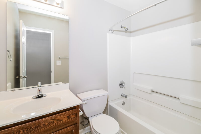 2,115/Mo, 7820 Montbrook Dr Charlotte, NC 28214 Bathroom View 2