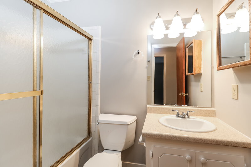 2,020/Mo, 2124 Fox Hunt Dr Gastonia, NC 28054 Main Bathroom View
