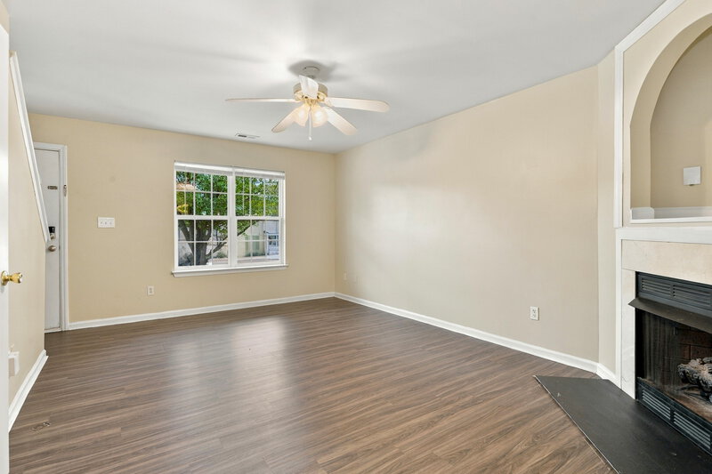 1,740/Mo, 5012 St Charles Dr Dallas, NC 28034 Living Room View