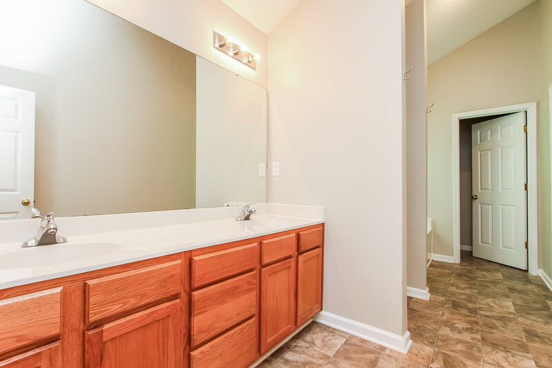 2,110/Mo, 3431 Ann Franklin Ct Charlotte, NC 28216 Main Bathroom View
