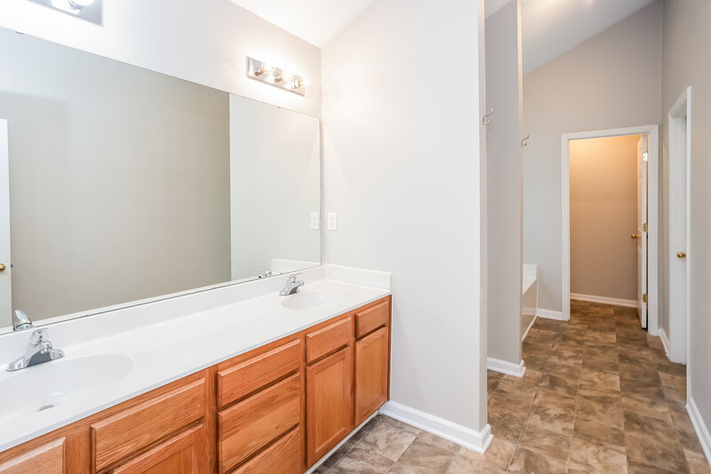 2,040/Mo, 3431 Ann Franklin Ct Charlotte, NC 28216 Main Bathroom View