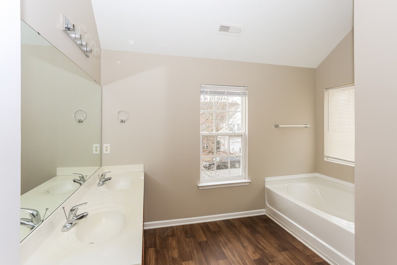 2,250/Mo, 4426 Oakburn Dr Charlotte, NC 28269 Main Bathroom View