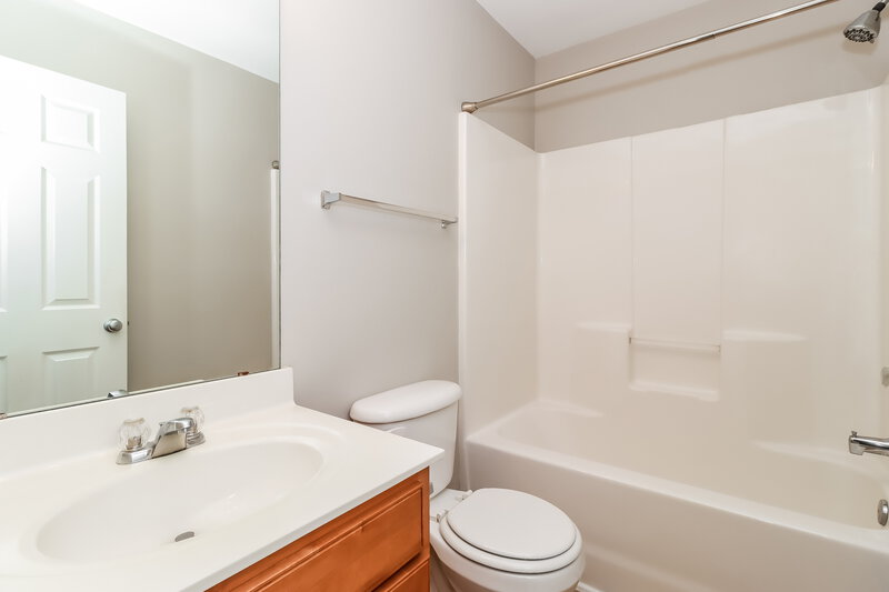 2,025/Mo, 3064 Summerfield Ridge Ln Charlotte, NC 28105 Main Bathroom View