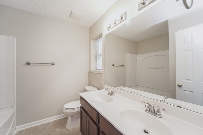 1,630/Mo, 16927 Greenlawn Hills Ct Charlotte, NC 28213 Main Bathroom View